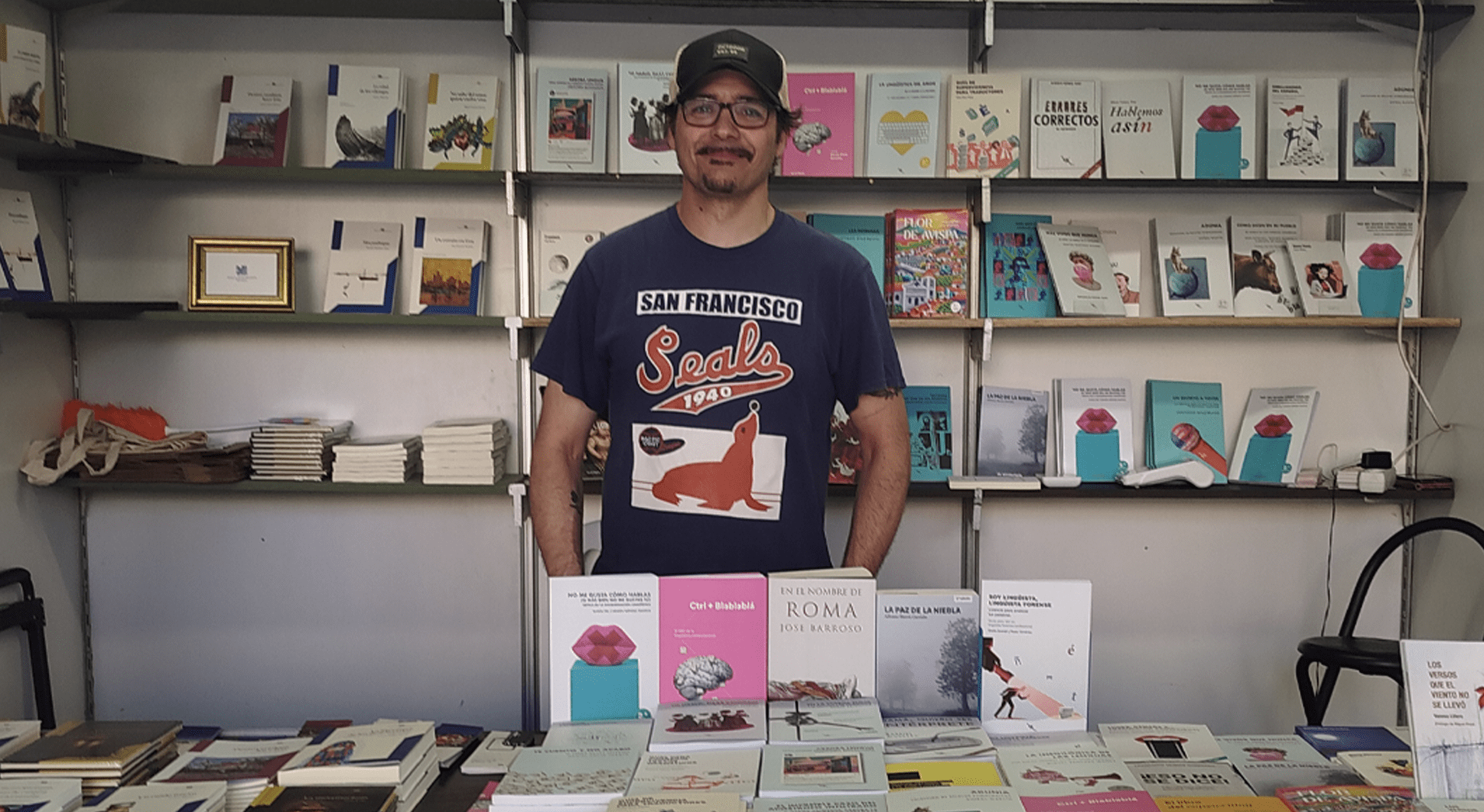 Alvaro Martín Valcarcel en la feria del libro con la editorial pie de pagina